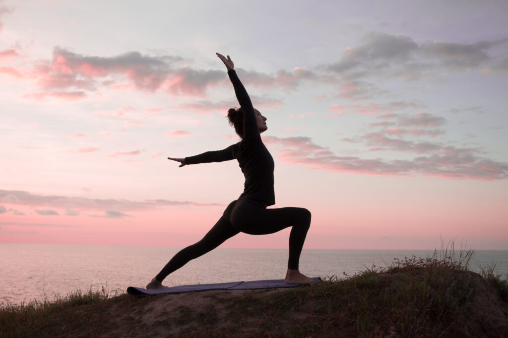 Pessoa praticando yoga no por do sol