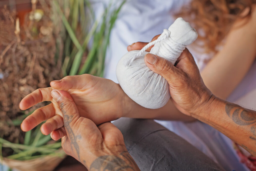 como usar plantas medicinais - uma compressa de ervas sendo pressionada no pulso de uma mulher