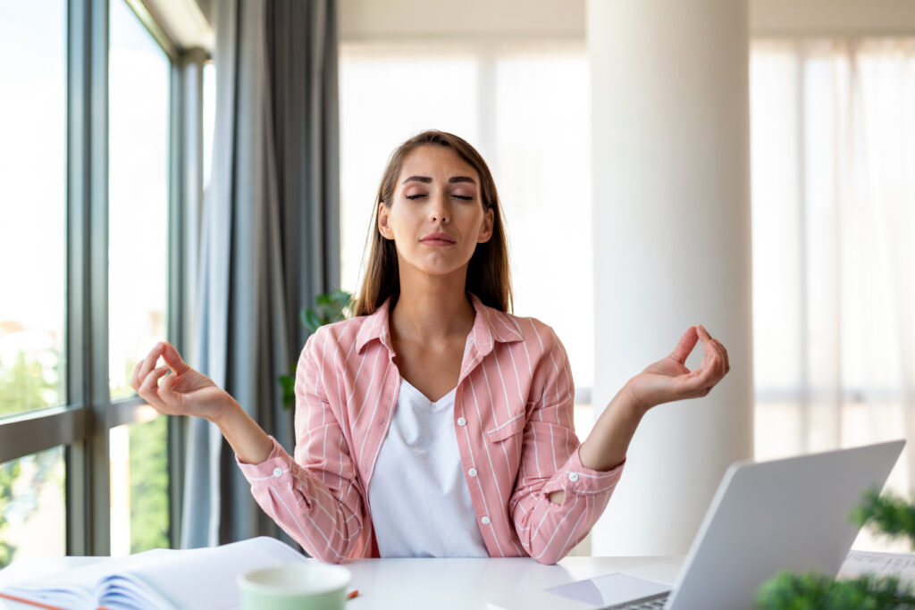 mulher jovem praticando meditação mindfulness