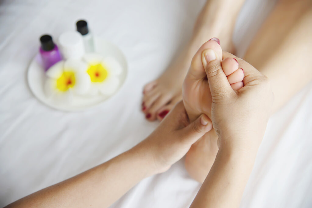 terapeuta aplicando reflexologia em mulher