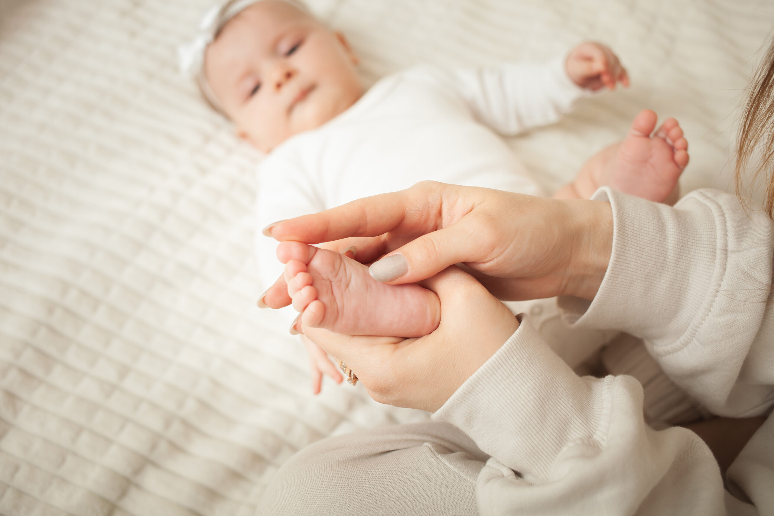 mulher fazendo massagem em bebe recem nascido