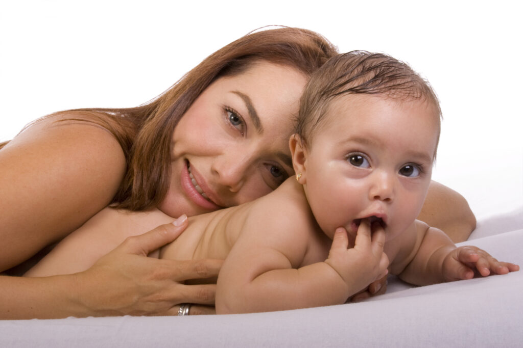 mulher jovem com bebê se preparando para praticar a shantala