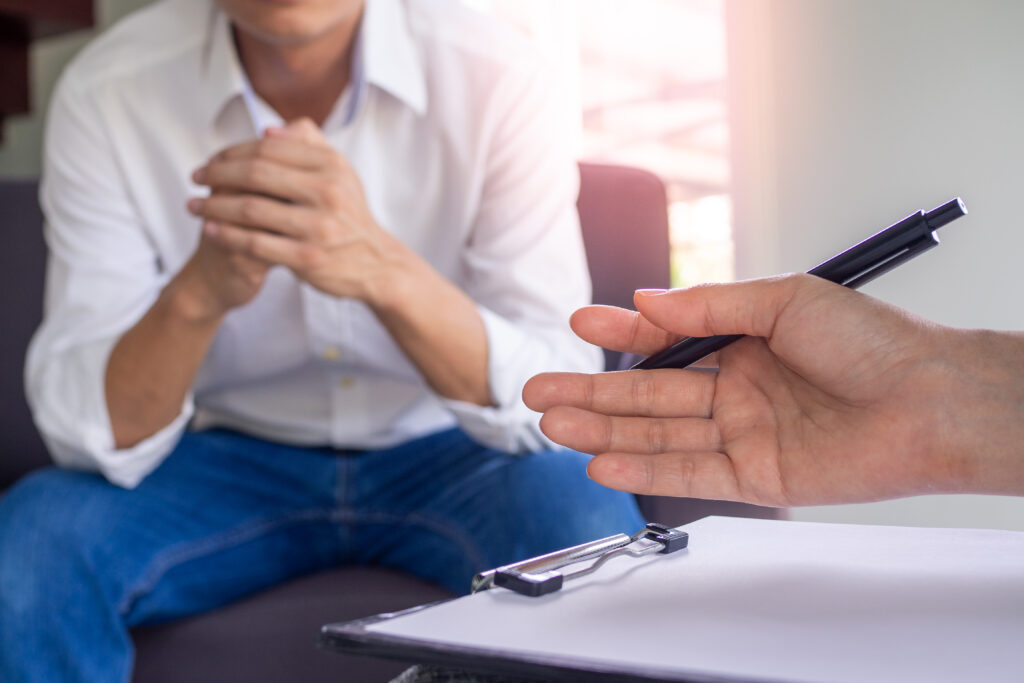 homem aproveitando os benefícios da hipnoterapia