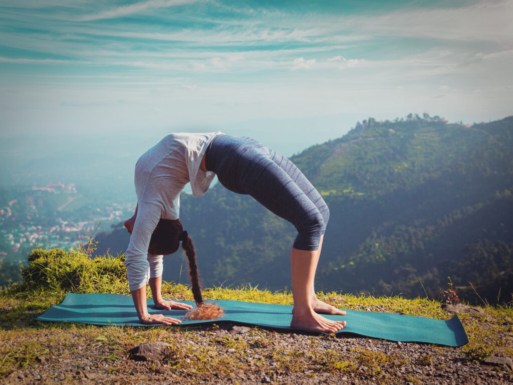 mulher fazendo Ashtanga Vinyasa ioga asana Urdhva dhanurasana 