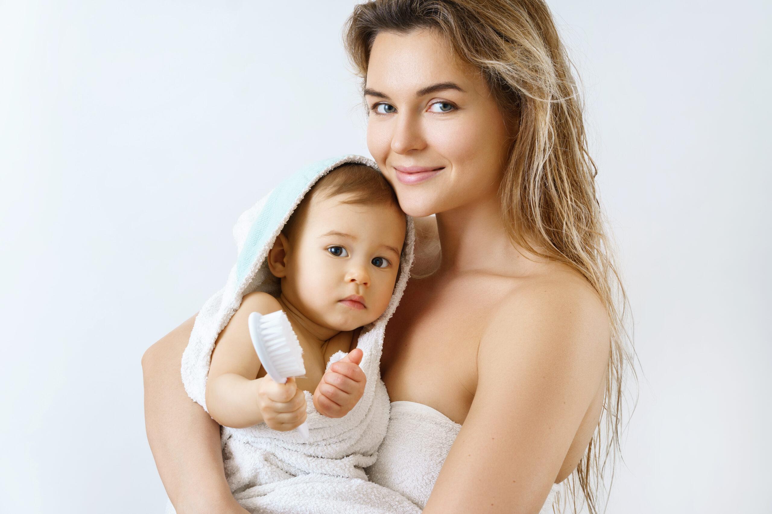 mãe jovem e feliz e seu bebê